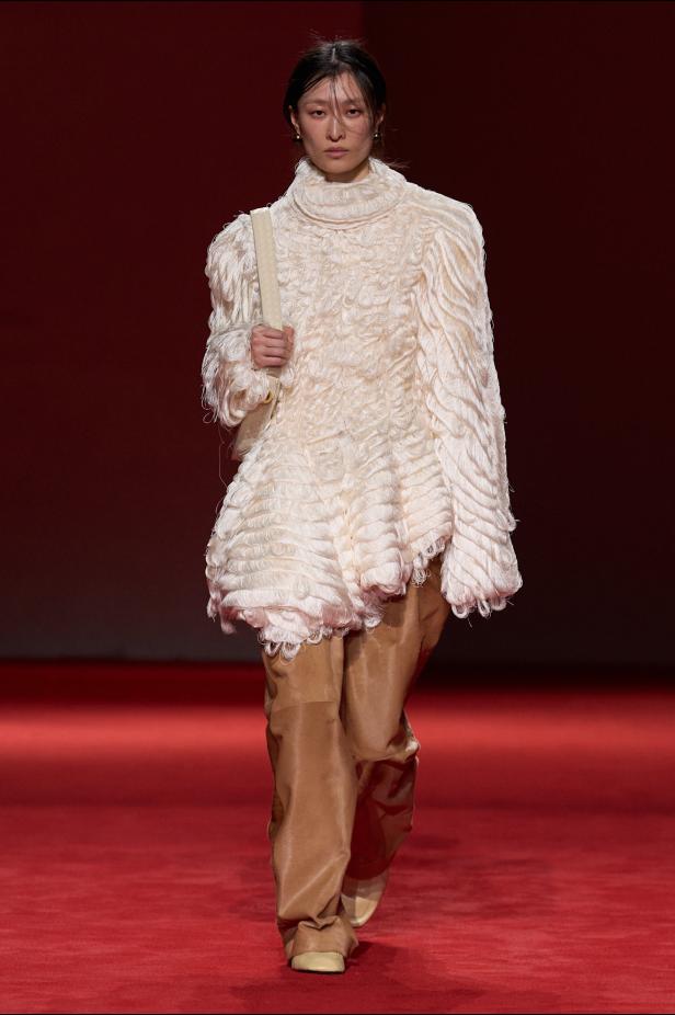 فلسفة الأناقة الميلانية في مجموعة Bottega Veneta للملابس الجاهزة لخريف 2026