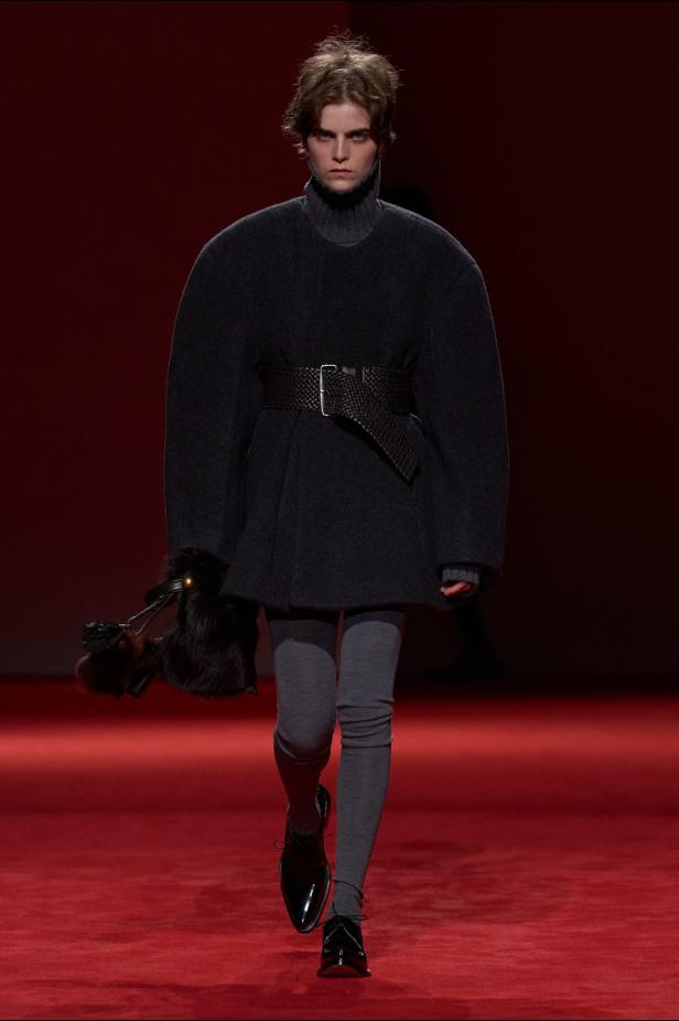 فلسفة الأناقة الميلانية في مجموعة Bottega Veneta للملابس الجاهزة لخريف 2026