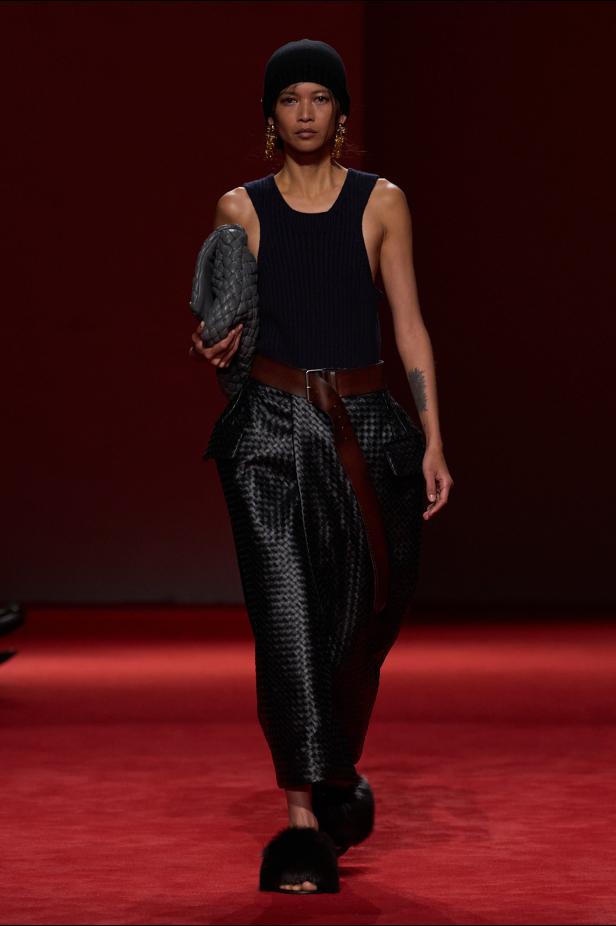 فلسفة الأناقة الميلانية في مجموعة Bottega Veneta للملابس الجاهزة لخريف 2026