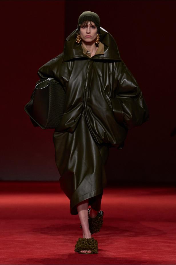 فلسفة الأناقة الميلانية في مجموعة Bottega Veneta للملابس الجاهزة لخريف 2026