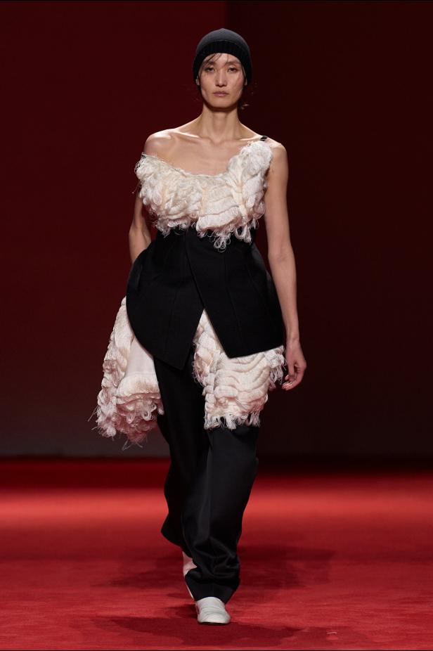 فلسفة الأناقة الميلانية في مجموعة Bottega Veneta للملابس الجاهزة لخريف 2026