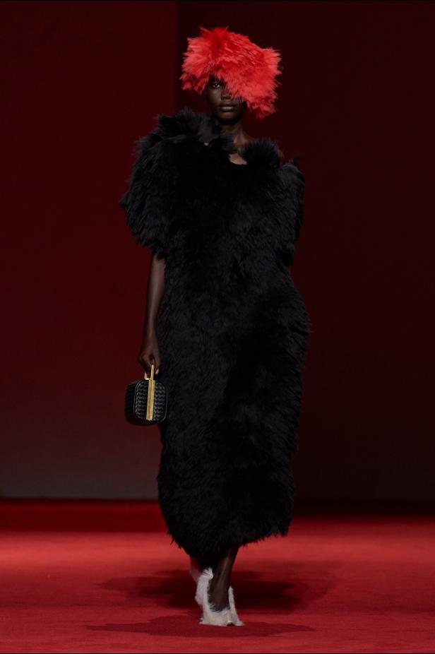 فلسفة الأناقة الميلانية في مجموعة Bottega Veneta للملابس الجاهزة لخريف 2026