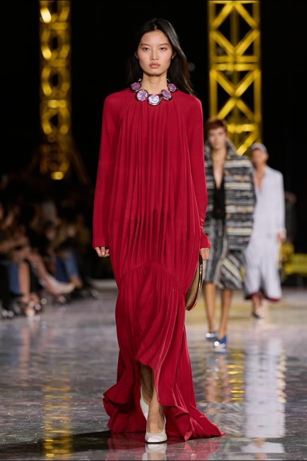 اختلاف النهار والليل في رؤية بلازي  من الأناقة الوظيفية إلى البريق الاحتفالي في مجموعة Chanel لخريف 2026 