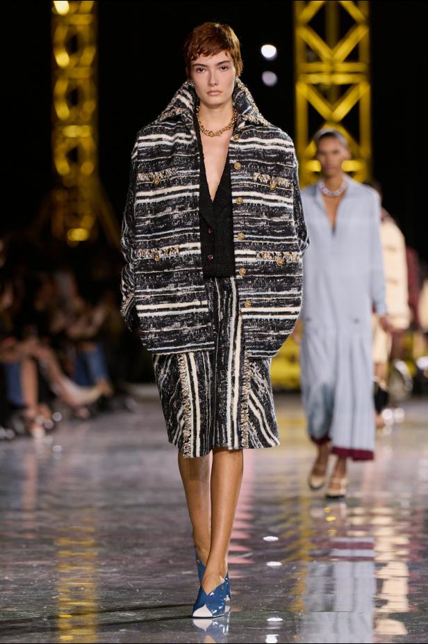 اختلاف النهار والليل في رؤية بلازي  من الأناقة الوظيفية إلى البريق الاحتفالي في مجموعة Chanel لخريف 2026 