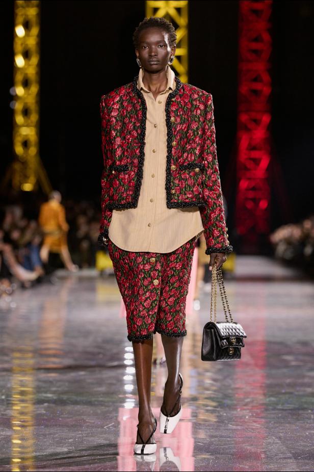 اختلاف النهار والليل في رؤية بلازي  من الأناقة الوظيفية إلى البريق الاحتفالي في مجموعة Chanel لخريف 2026 