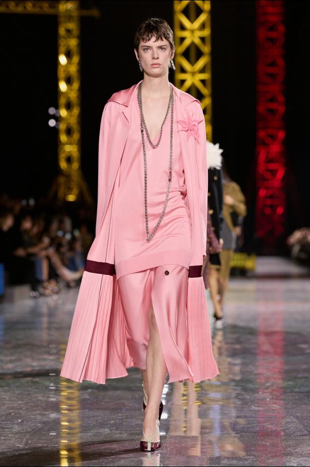 اختلاف النهار والليل في رؤية بلازي  من الأناقة الوظيفية إلى البريق الاحتفالي في مجموعة Chanel لخريف 2026 