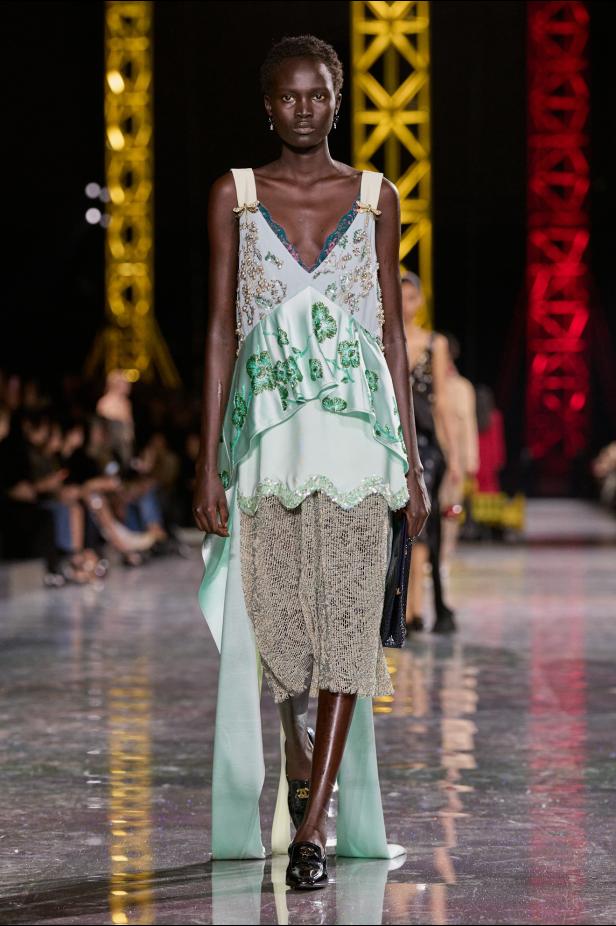 اختلاف النهار والليل في رؤية بلازي  من الأناقة الوظيفية إلى البريق الاحتفالي في مجموعة Chanel لخريف 2026 