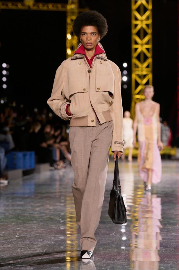 اختلاف النهار والليل في رؤية بلازي  من الأناقة الوظيفية إلى البريق الاحتفالي في مجموعة Chanel لخريف 2026 