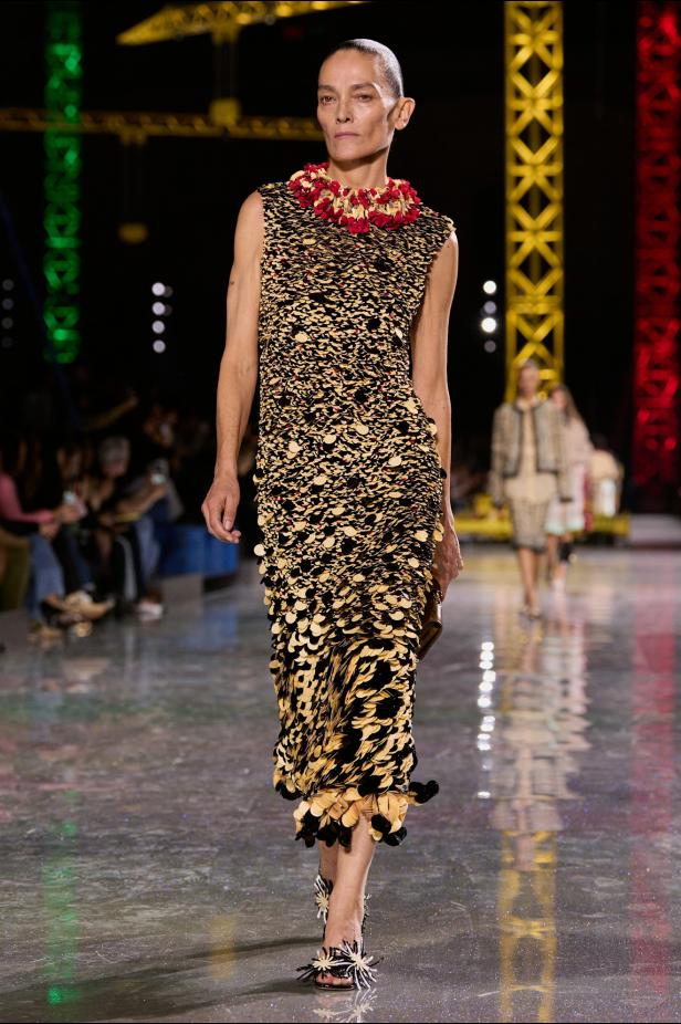 اختلاف النهار والليل في رؤية بلازي  من الأناقة الوظيفية إلى البريق الاحتفالي في مجموعة Chanel لخريف 2026 