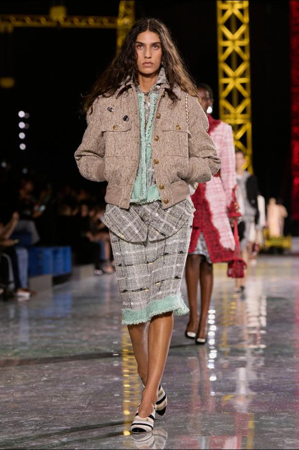 اختلاف النهار والليل في رؤية بلازي  من الأناقة الوظيفية إلى البريق الاحتفالي في مجموعة Chanel لخريف 2026 