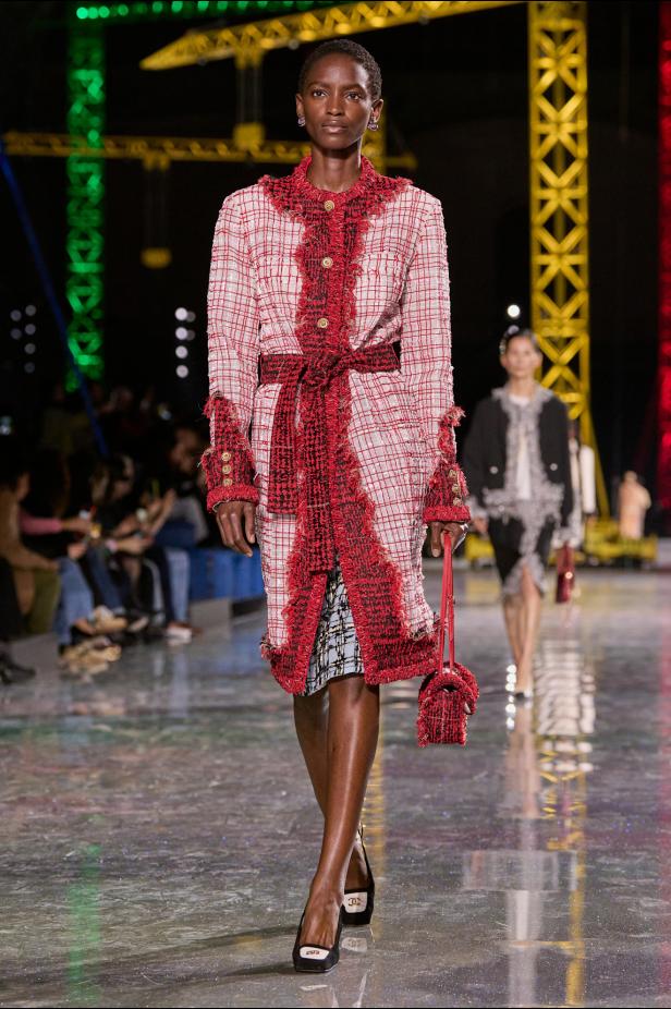 اختلاف النهار والليل في رؤية بلازي  من الأناقة الوظيفية إلى البريق الاحتفالي في مجموعة Chanel لخريف 2026 