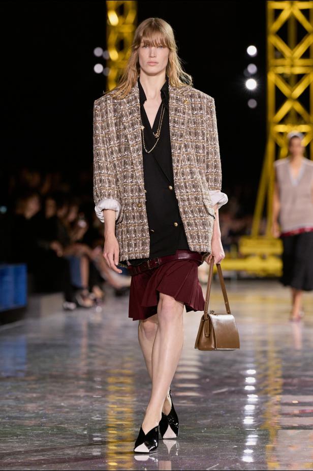 اختلاف النهار والليل في رؤية بلازي  من الأناقة الوظيفية إلى البريق الاحتفالي في مجموعة Chanel لخريف 2026 