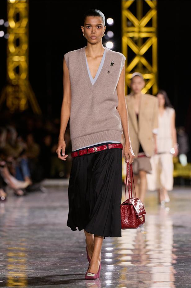 اختلاف النهار والليل في رؤية بلازي  من الأناقة الوظيفية إلى البريق الاحتفالي في مجموعة Chanel لخريف 2026 