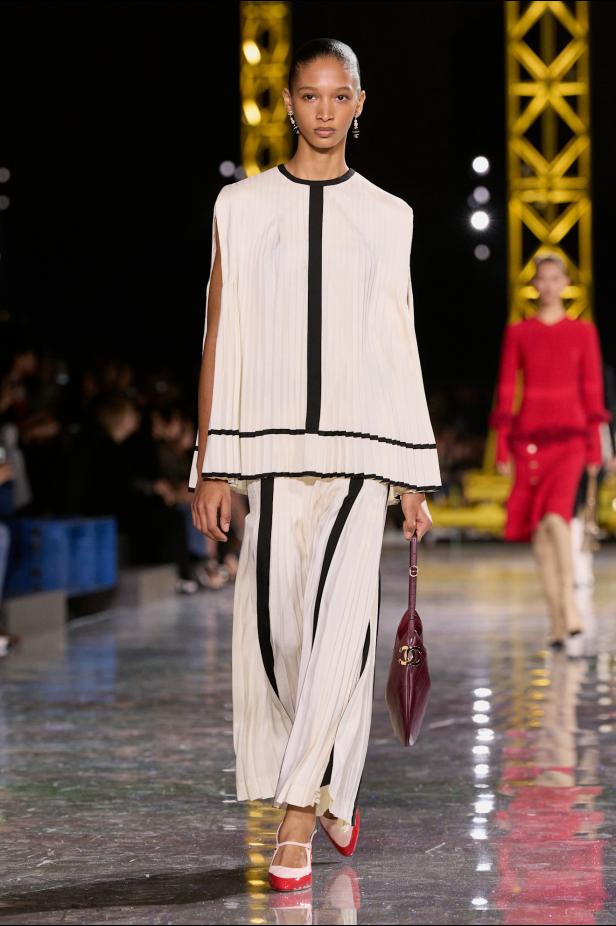 اختلاف النهار والليل في رؤية بلازي  من الأناقة الوظيفية إلى البريق الاحتفالي في مجموعة Chanel لخريف 2026 