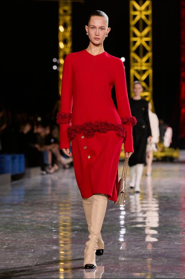 اختلاف النهار والليل في رؤية بلازي  من الأناقة الوظيفية إلى البريق الاحتفالي في مجموعة Chanel لخريف 2026 