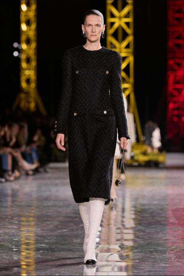 اختلاف النهار والليل في رؤية بلازي  من الأناقة الوظيفية إلى البريق الاحتفالي في مجموعة Chanel لخريف 2026 