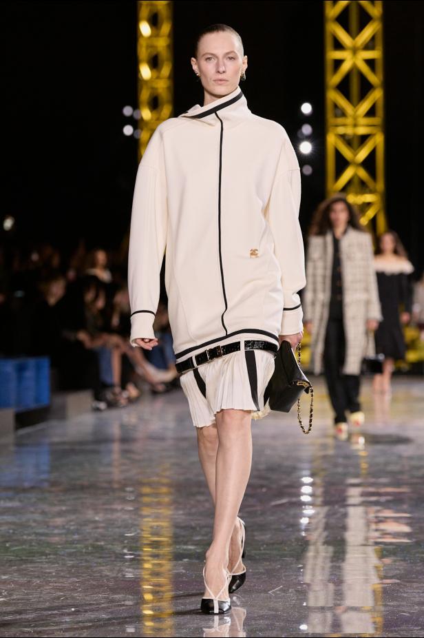 اختلاف النهار والليل في رؤية بلازي  من الأناقة الوظيفية إلى البريق الاحتفالي في مجموعة Chanel لخريف 2026 