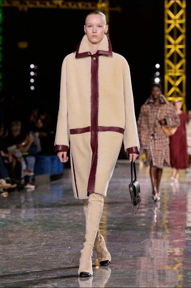 اختلاف النهار والليل في رؤية بلازي  من الأناقة الوظيفية إلى البريق الاحتفالي في مجموعة Chanel لخريف 2026 