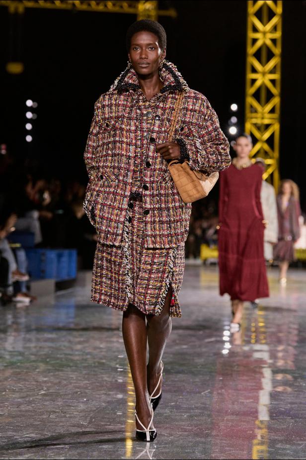 اختلاف النهار والليل في رؤية بلازي  من الأناقة الوظيفية إلى البريق الاحتفالي في مجموعة Chanel لخريف 2026 