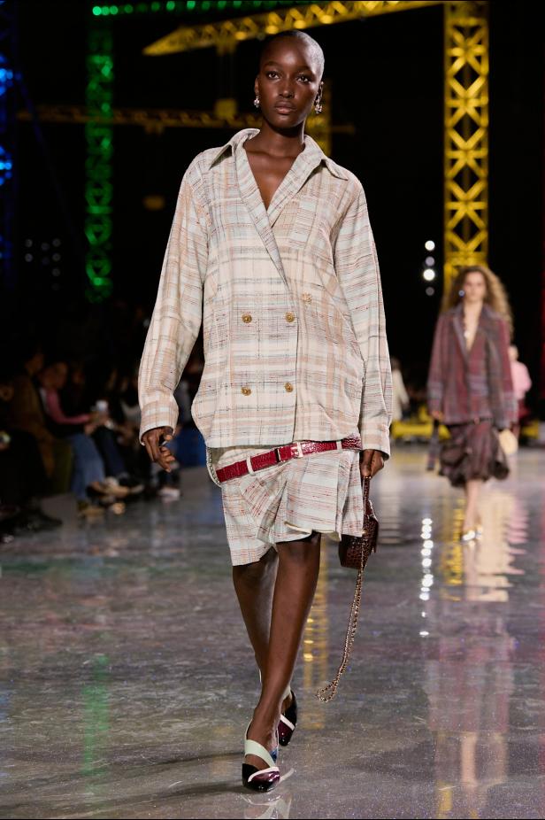 اختلاف النهار والليل في رؤية بلازي  من الأناقة الوظيفية إلى البريق الاحتفالي في مجموعة Chanel لخريف 2026 