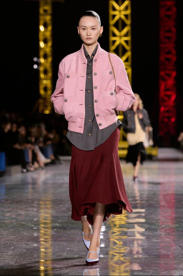 اختلاف النهار والليل في رؤية بلازي  من الأناقة الوظيفية إلى البريق الاحتفالي في مجموعة Chanel لخريف 2026 