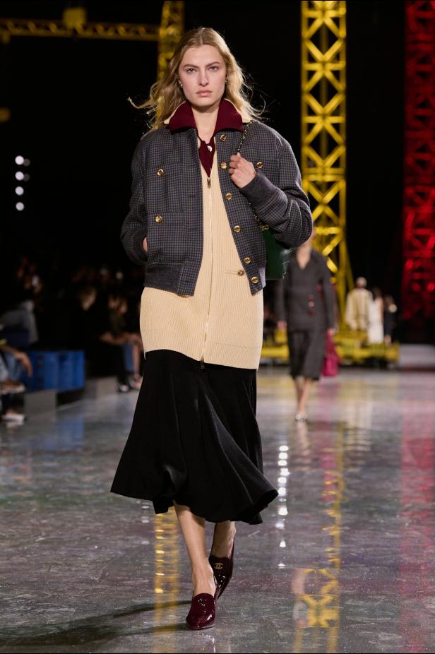 اختلاف النهار والليل في رؤية بلازي  من الأناقة الوظيفية إلى البريق الاحتفالي في مجموعة Chanel لخريف 2026 