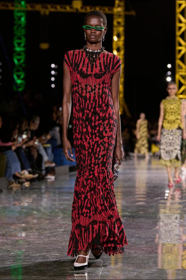 اختلاف النهار والليل في رؤية بلازي  من الأناقة الوظيفية إلى البريق الاحتفالي في مجموعة Chanel لخريف 2026 