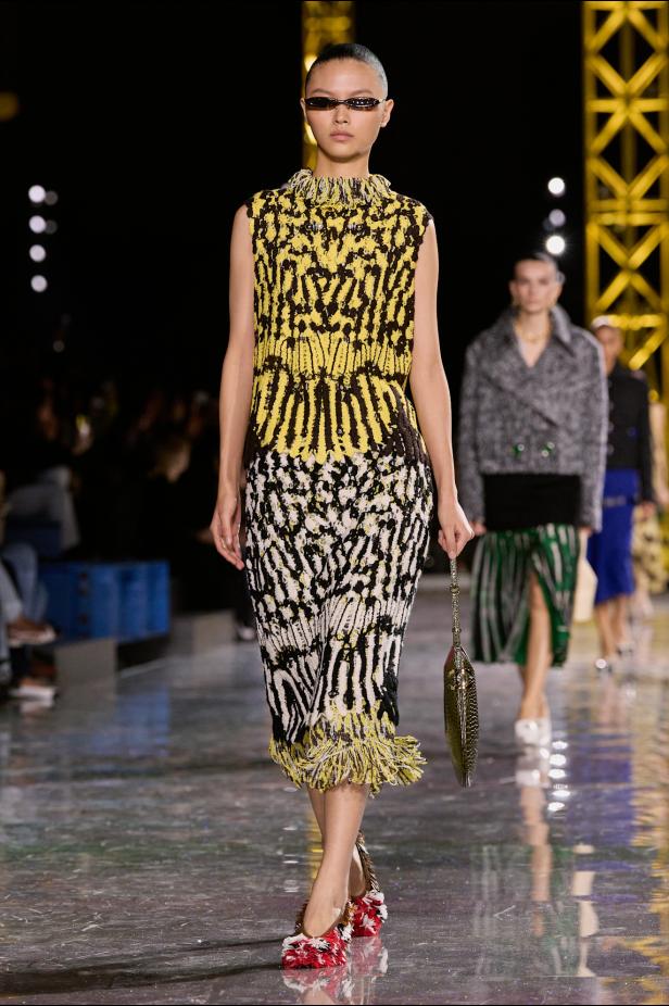 اختلاف النهار والليل في رؤية بلازي  من الأناقة الوظيفية إلى البريق الاحتفالي في مجموعة Chanel لخريف 2026 