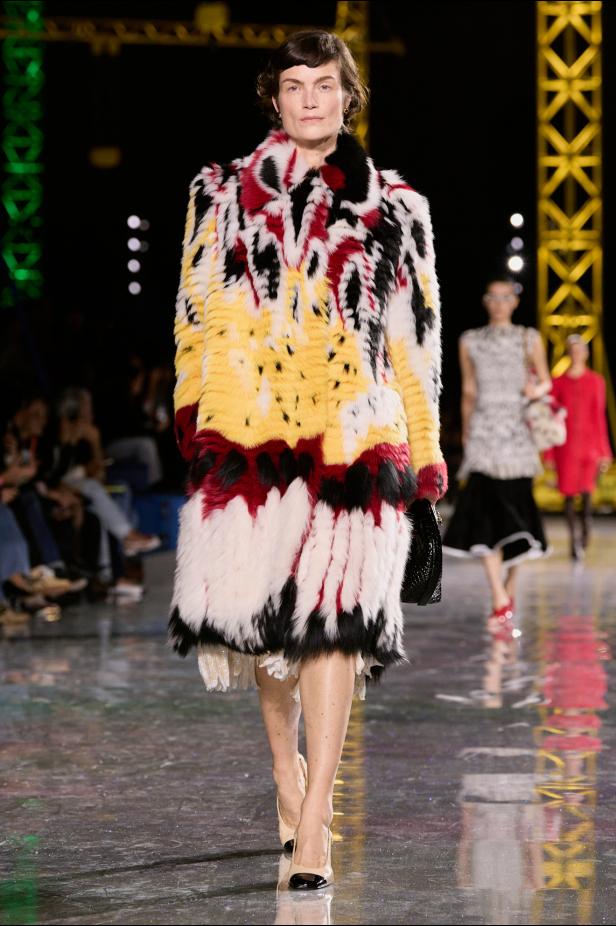 اختلاف النهار والليل في رؤية بلازي  من الأناقة الوظيفية إلى البريق الاحتفالي في مجموعة Chanel لخريف 2026 