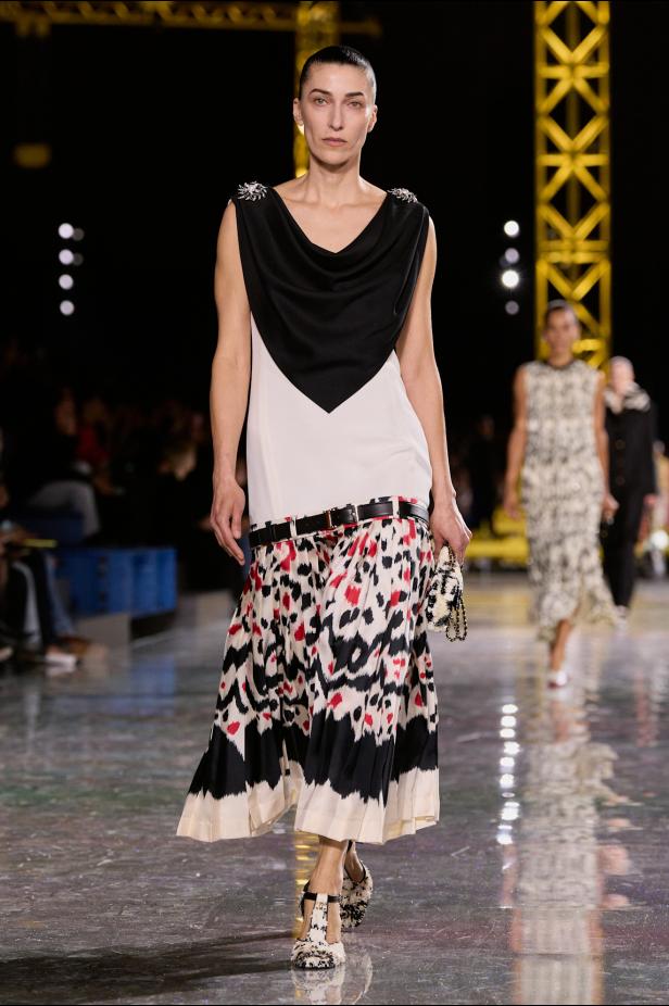 اختلاف النهار والليل في رؤية بلازي  من الأناقة الوظيفية إلى البريق الاحتفالي في مجموعة Chanel لخريف 2026 