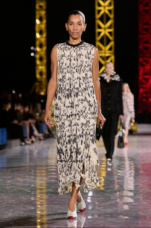 اختلاف النهار والليل في رؤية بلازي  من الأناقة الوظيفية إلى البريق الاحتفالي في مجموعة Chanel لخريف 2026 