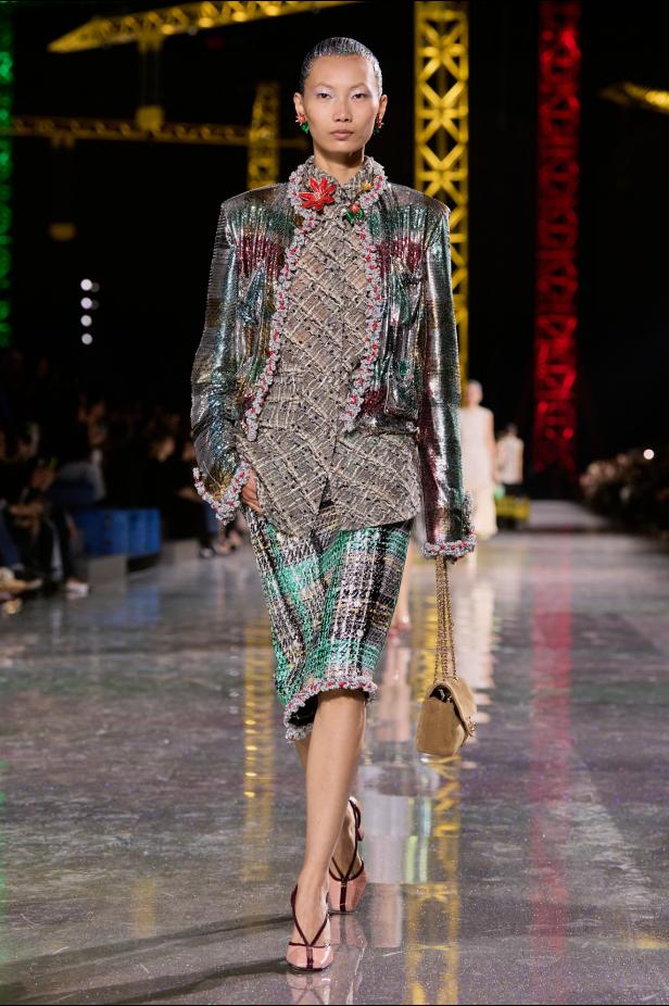 اختلاف النهار والليل في رؤية بلازي  من الأناقة الوظيفية إلى البريق الاحتفالي في مجموعة Chanel لخريف 2026 