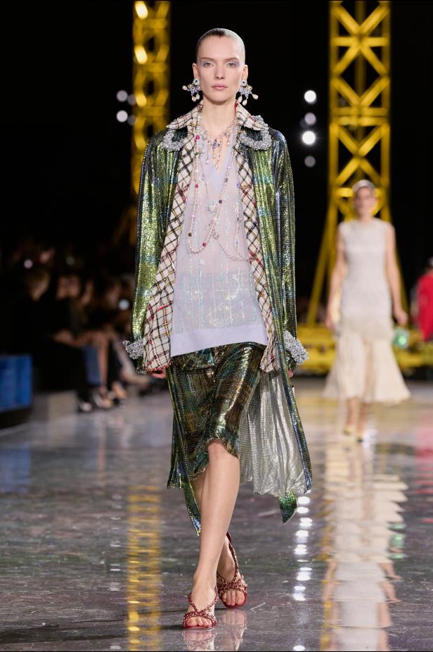 اختلاف النهار والليل في رؤية بلازي  من الأناقة الوظيفية إلى البريق الاحتفالي في مجموعة Chanel لخريف 2026 