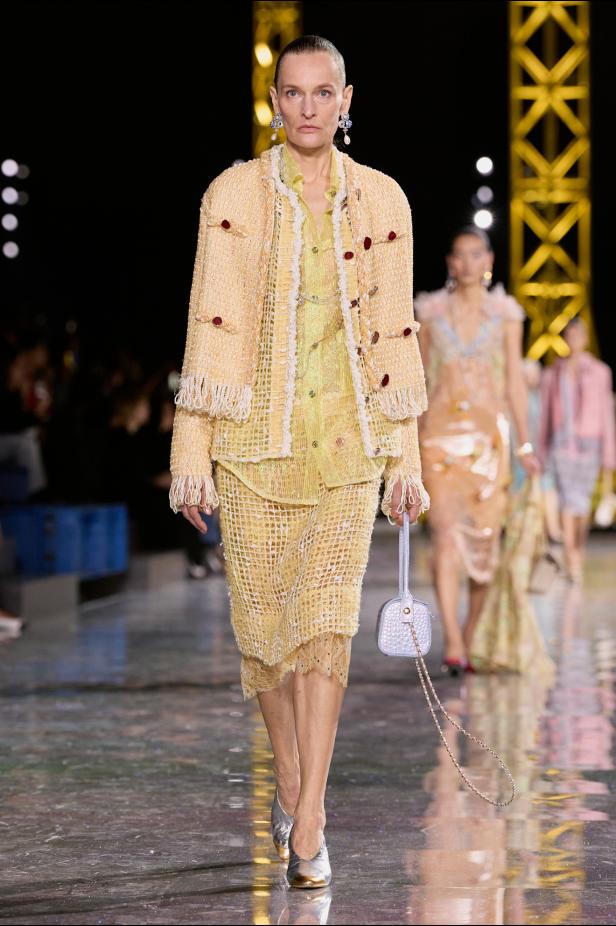 اختلاف النهار والليل في رؤية بلازي  من الأناقة الوظيفية إلى البريق الاحتفالي في مجموعة Chanel لخريف 2026 