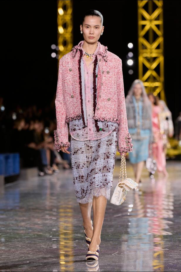 اختلاف النهار والليل في رؤية بلازي  من الأناقة الوظيفية إلى البريق الاحتفالي في مجموعة Chanel لخريف 2026 