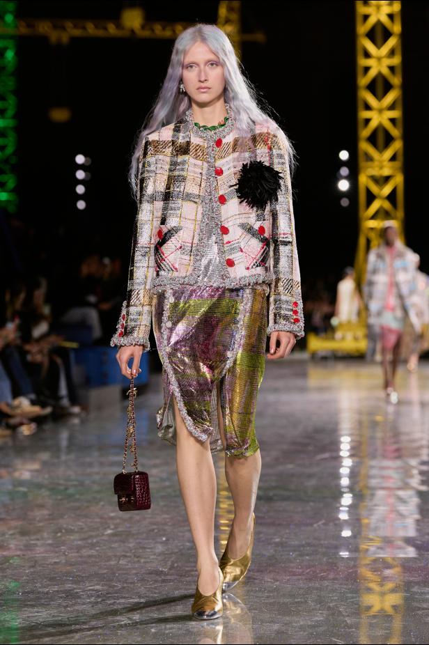 اختلاف النهار والليل في رؤية بلازي  من الأناقة الوظيفية إلى البريق الاحتفالي في مجموعة Chanel لخريف 2026 