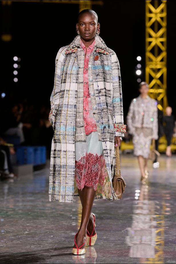 اختلاف النهار والليل في رؤية بلازي  من الأناقة الوظيفية إلى البريق الاحتفالي في مجموعة Chanel لخريف 2026 