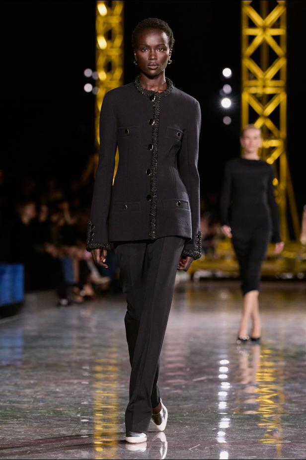 اختلاف النهار والليل في رؤية بلازي  من الأناقة الوظيفية إلى البريق الاحتفالي في مجموعة Chanel لخريف 2026 