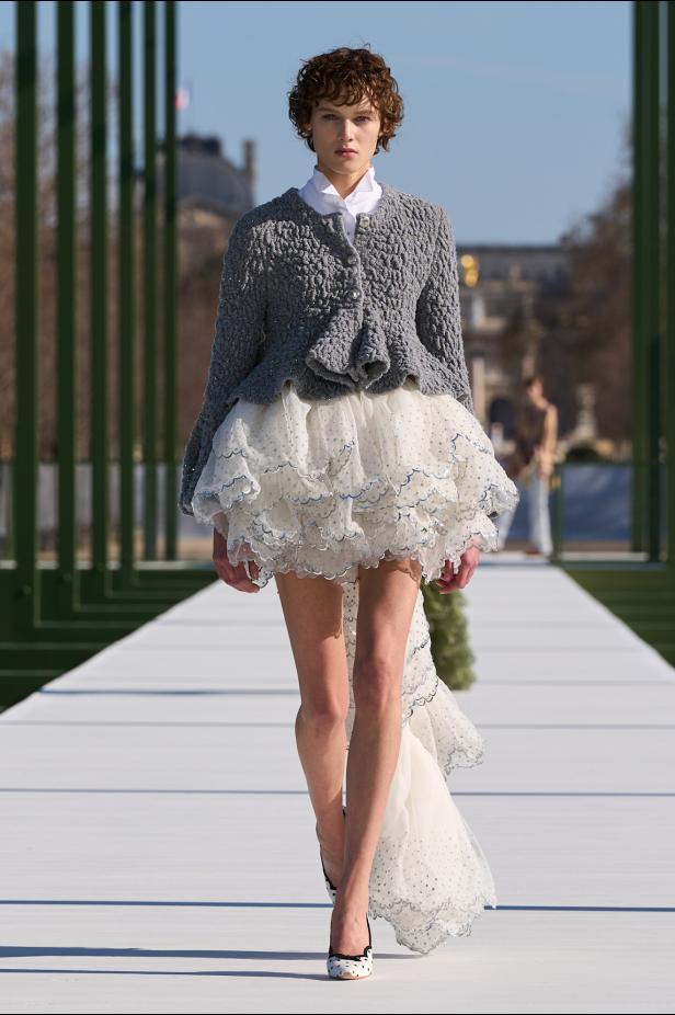 مجموعة ديور لخريف وشتاء 2026... أندرسون يستعيد أمجاد القرن الثامن عشر بلمسة عصرية