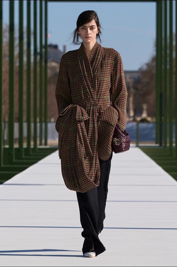 مجموعة ديور لخريف وشتاء 2026... أندرسون يستعيد أمجاد القرن الثامن عشر بلمسة عصرية