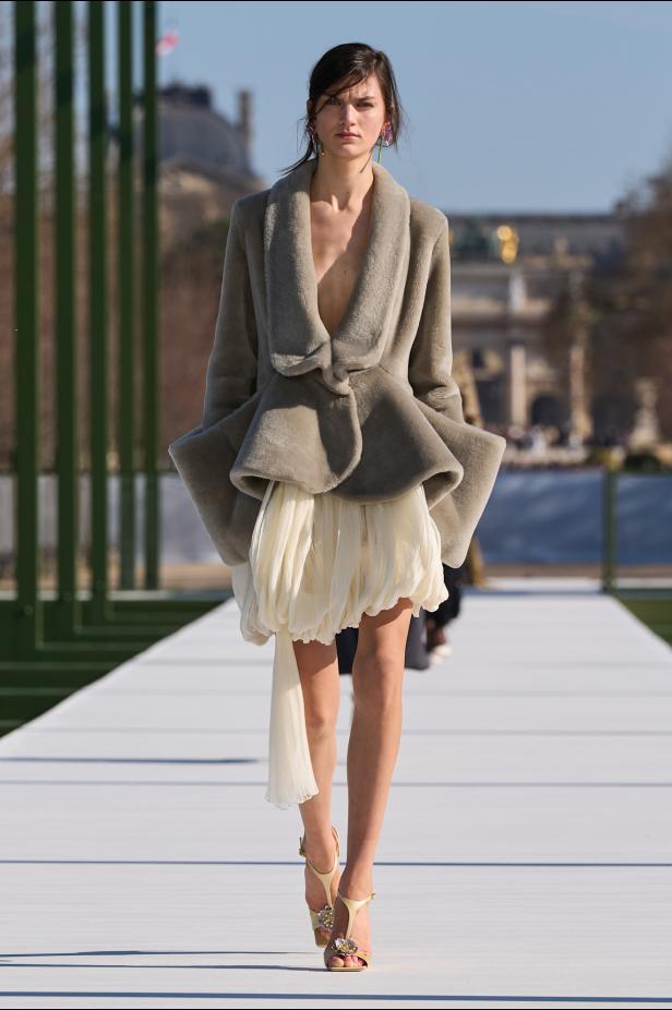 مجموعة ديور لخريف وشتاء 2026... أندرسون يستعيد أمجاد القرن الثامن عشر بلمسة عصرية