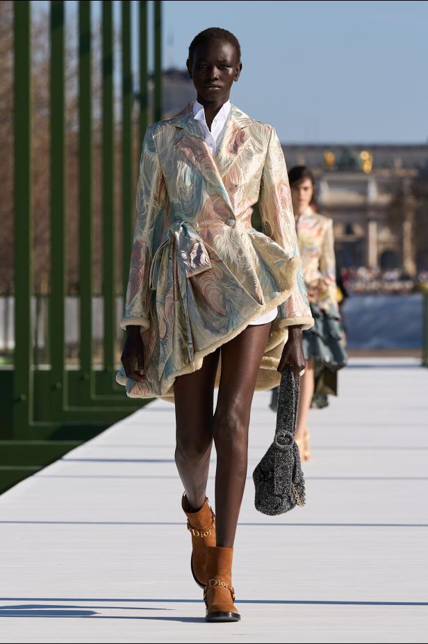 مجموعة ديور لخريف وشتاء 2026... أندرسون يستعيد أمجاد القرن الثامن عشر بلمسة عصرية