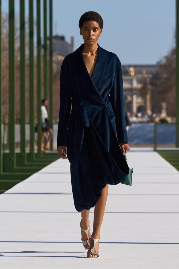 مجموعة ديور لخريف وشتاء 2026... أندرسون يستعيد أمجاد القرن الثامن عشر بلمسة عصرية