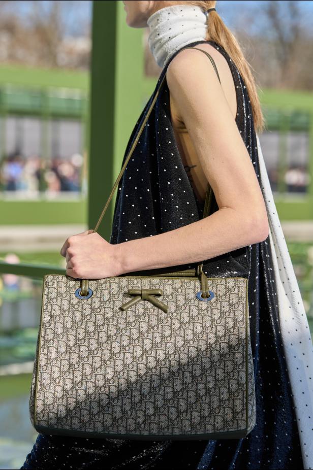 مجموعة ديور لخريف وشتاء 2026... أندرسون يستعيد أمجاد القرن الثامن عشر بلمسة عصرية