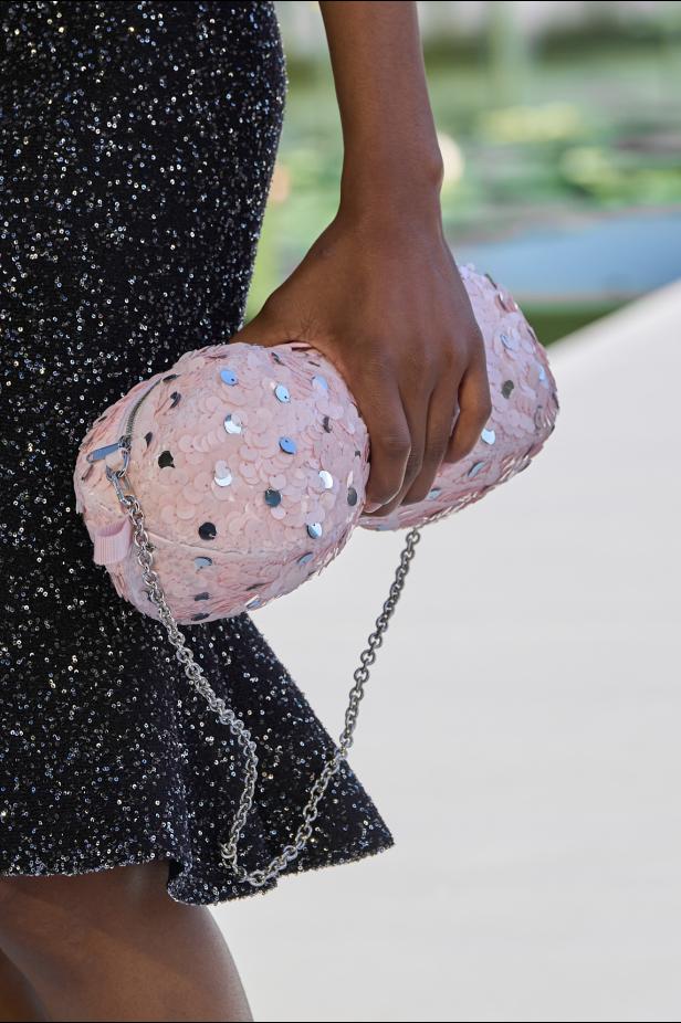 مجموعة ديور لخريف وشتاء 2026... أندرسون يستعيد أمجاد القرن الثامن عشر بلمسة عصرية