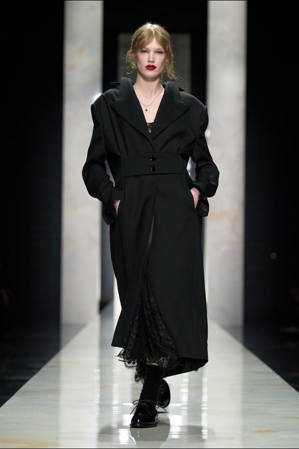 عرض دولتشي أند غابانا لخريف 2026... قصيدة سوداء في حب الهوية والأنوثة الطاغية