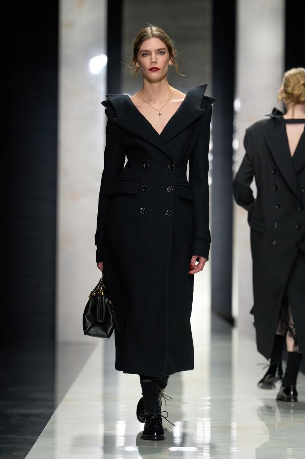 عرض دولتشي أند غابانا لخريف 2026... قصيدة سوداء في حب الهوية والأنوثة الطاغية