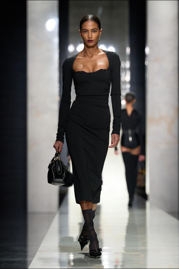 عرض دولتشي أند غابانا لخريف 2026... قصيدة سوداء في حب الهوية والأنوثة الطاغية