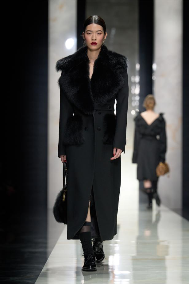 عرض دولتشي أند غابانا لخريف 2026... قصيدة سوداء في حب الهوية والأنوثة الطاغية