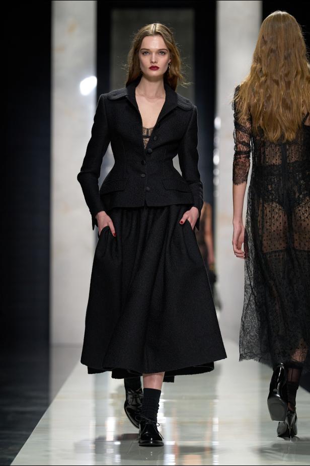 عرض دولتشي أند غابانا لخريف 2026... قصيدة سوداء في حب الهوية والأنوثة الطاغية